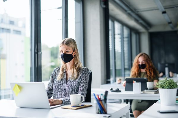 obrazne maske na delovnem mestu povzročajo suhe oči